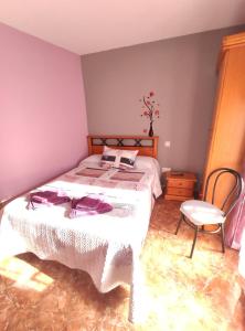 A bed or beds in a room at Hostal El Bodegon