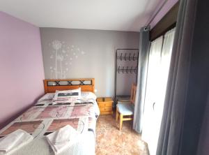 A bed or beds in a room at Hostal El Bodegon