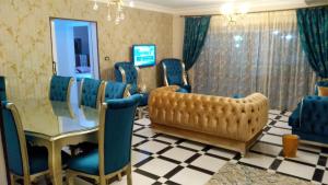 uma sala de conferências com uma mesa de vidro e cadeiras azuis em شقة مكرم عبيد للعائلات فقط 21 no Cairo