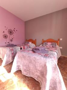 A bed or beds in a room at Hostal El Bodegon