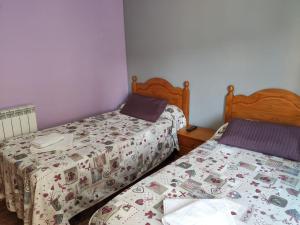 A bed or beds in a room at Hostal El Bodegon