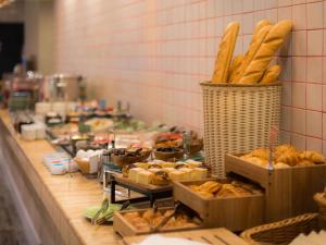 Un restaurante o sitio para comer en ibis Styles Tbilisi Center