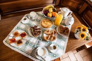 una mesa con una bandeja de alimentos y bebidas para el desayuno en Agriturismo la Quiete en Polverigi