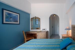 A bed or beds in a room at Alesahne Beach Hotel