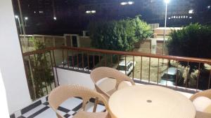 uma varanda com cadeiras e uma mesa na varanda em شقة مكرم عبيد للعائلات فقط 21 no Cairo