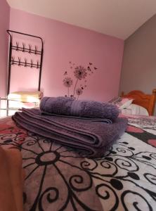 A bed or beds in a room at Hostal El Bodegon