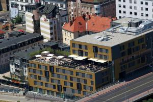 Una vista aérea de un edificio con mesas y sillas. en Hotel City Maribor, en Maribor