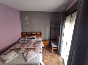 A bed or beds in a room at Hostal El Bodegon
