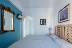A bed or beds in a room at Alesahne Beach Hotel