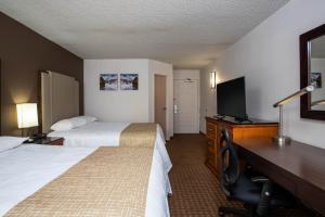 Postel nebo postele na pokoji v ubytování Travelodge by Wyndham Fort Wayne North