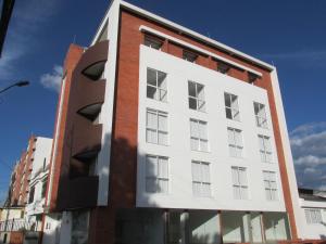 un edificio blanco con ladrillo rojo en Altoprado Popayán, en Popayán