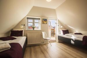 En eller flere senge i et værelse på Hotel Postgaarden i Mariager