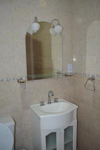 y baño con lavabo, espejo y aseo. en Monseñor Fagnano 592 "D" en Ushuaia