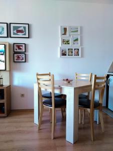 F307 Studio Aspen Golf Resort Bansko في بانسكو: طاولة طعام وكراسي بجدار ازرق