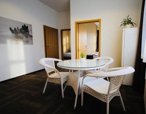 uma sala de jantar com uma mesa branca e cadeiras em Hipodrom Sopot em Sopot