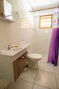 uma casa de banho com um lavatório e um WC em Pousada Campina do Monte Alegre em Campina do Monte Alegre