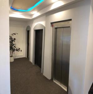 un corridoio di un ufficio con una luce blu sul soffitto di Hotel Piast a Český Těšín