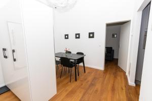 jadalnia z czarnym stołem i czarnymi krzesłami w obiekcie Radiant Premium Apartments - Central w Wiedniu