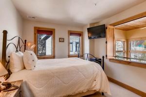 ein Schlafzimmer mit einem Bett und einem Flachbildfernseher in der Unterkunft Portico #3 in Park City