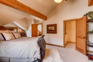 ein Schlafzimmer mit einem großen Bett und einer offenen Tür in der Unterkunft Portico #3 in Park City