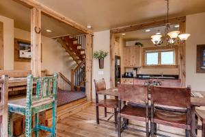eine Küche und ein Esszimmer mit Tisch und Stühlen in der Unterkunft Portico #3 in Park City