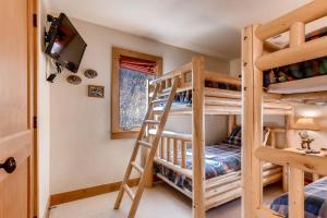 Zimmer mit 2 Etagenbetten und einem TV in der Unterkunft Portico #3 in Park City