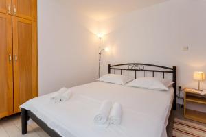 Un dormitorio con una cama blanca con toallas blancas. en Holiday home Gor - free WiFi, en Gata