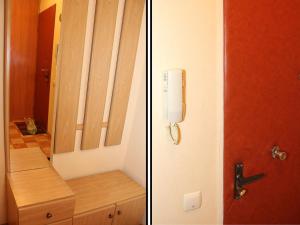 dos fotos de una habitación con un teléfono en la puerta en ApartLux Yaroslavskaya, en Moscú