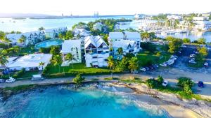 uma vista aérea de uma villa na praia em Studio spacieux en bord de mer Bas du Fort Gosier em Le Gosier