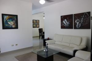 a living room with a couch and a table at Tu Segundo Hogar en Santiago, La Cuidad CORAZÓN in Santiago de los Caballeros