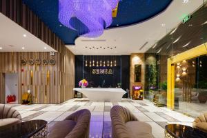 een lobby met een groot wit bad in het midden bij Senia Hotel Nha Trang in Nha Trang