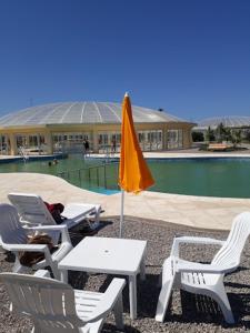 Bazén v ubytování CABAÑAS PARQUE TERMAL DOLORES nebo v jeho okolí
