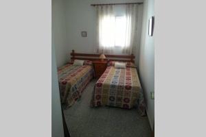 A bed or beds in a room at Casa a pie de playa en Las Marinas