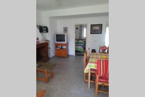 A kitchen or kitchenette at Casa a pie de playa en Las Marinas