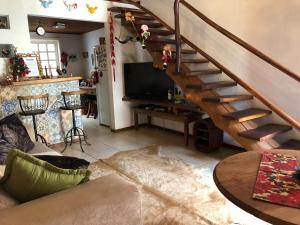ピレノポリスにあるLOFT QUINTA DO ABADEのリビングルーム(階段、テレビ付)