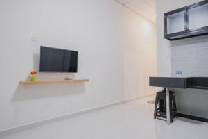 En tv och/eller ett underhållningssystem på RedDoorz Apartment @ Batam Centre 3