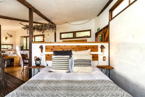 מיטה או מיטות בחדר ב-Tree-house Hotel Morinosubako