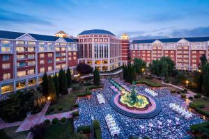 uma vista aérea de uma cidade com edifícios e uma fonte em Wyndham Beijing North em Changping