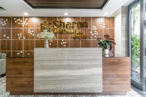 una hall con bancone in legno di Sharon Hotel and Apartment a Da Nang