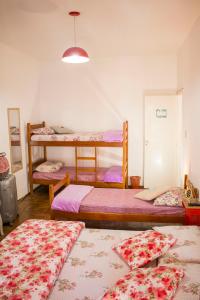 Двухъярусная кровать или двухъярусные кровати в номере Flor de Lis Hostel