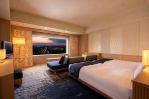 um quarto de hotel com uma cama grande e uma janela em Urayasu Brighton Hotel Tokyo Bay em Urayasu