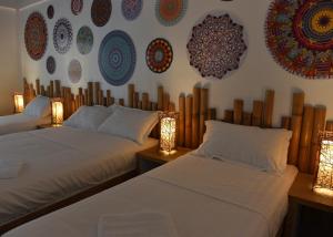 2 letti in una stanza con piatti appesi al muro di Lazuli Resort a San Vicente