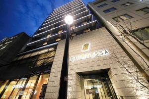 uma luz de rua em frente a um edifício em Quintessa Hotel Tokyo Ginza em Tóquio