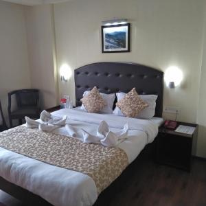 Un pat sau paturi într-o cameră la SANDRUP HOTEL