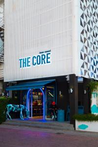清邁的住宿－The Core Street By Stay Now - SHA Plus，建筑物一侧有蓝色标志的商店