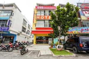 een groep motorfietsen geparkeerd voor een hotel bij OYO 89583 Grove Hotel in Kajang