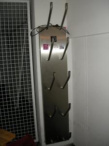 einen Metallkühlschrank in einem Zimmer mit einer Wand in der Unterkunft Apartment O'Hara in Zell am See