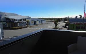 uma vista para um parque de estacionamento a partir de uma varanda em The Loft Apartments em Westport