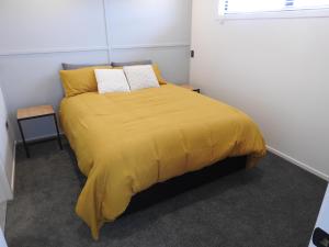 Кровать или кровати в номере The Loft Apartments
