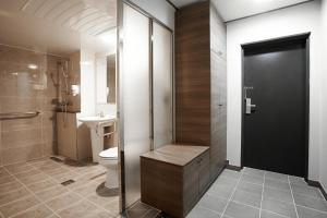 Koupelna v ubytování CS Premier Hotel